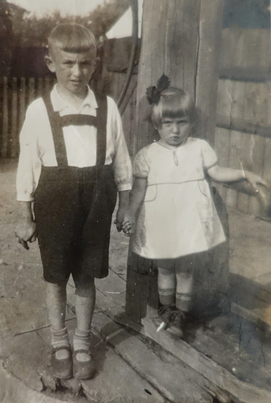 Heinz und
              Ursula Radam an der Pumpe in Kleinitz