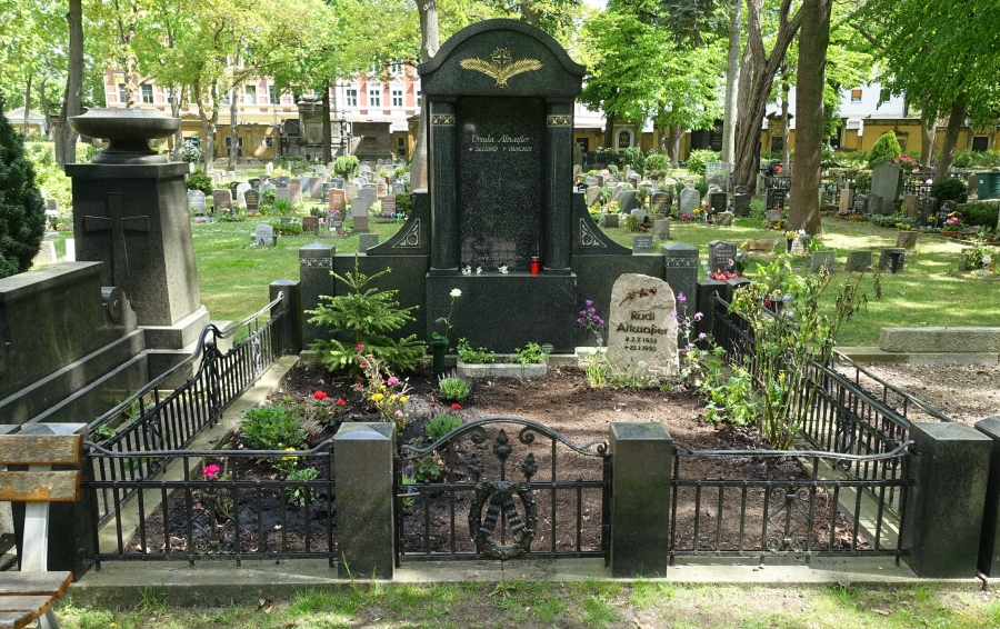 Urselss Grab im Fruehling 2022